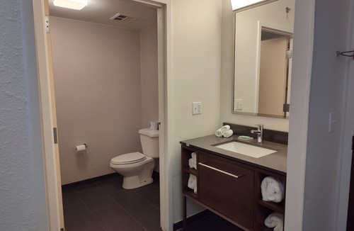 Flint Hotel | Courtyard Flint by Marriott