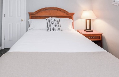 Riverview Apartment | Cozy Private 2 Bedroom with Bath | Free parking