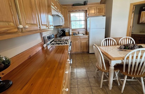 Sondheimer House | Cozy 1 bedroom, 2 queen beds with sofa couch lakefront Eagle Lake Getaway