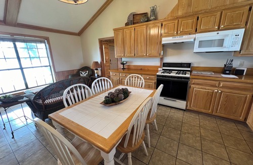 Sondheimer House | Cozy 1 bedroom, 2 queen beds with sofa couch lakefront Eagle Lake Getaway