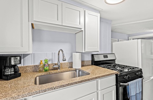 Hazel Park Apartment | Cozy 1-bedroom apartment with WiFi, AC in charming Hazel Park