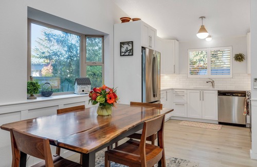 Canby House | Cozy 1-bedroom townhome in awesome Canby with King bed