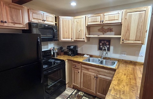 Wakefield Condo | Cozy 1B/1B Condo w/Massage Chair & Jetted Tub!