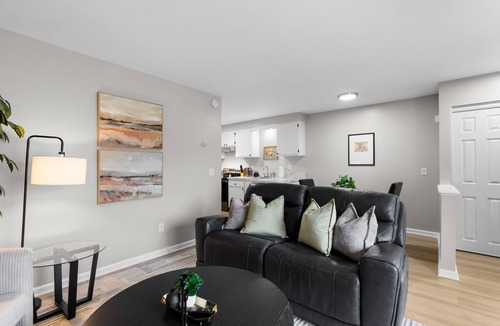 Mount Clemens Apartment | Cozy 1BR by Downtown Mt.Clemens | Hollywood Suites