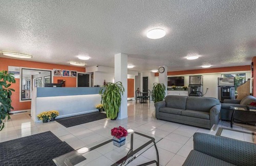Colonie Apartment | Cozy 2-bed Smoking Room|Free Wifi