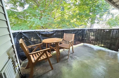 Gresham Condo | Cozy 2-bedroom condo in wonderful Gresham with pool