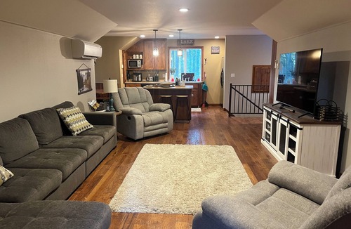 Mount St. Helens House | Cozy 2-bedroom LAKE HOUSE in charming Cougar with cool AC
