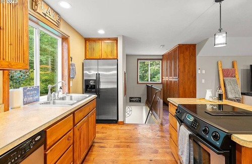 Mount St. Helens House | Cozy 2-bedroom LAKE HOUSE in charming Cougar with cool AC
