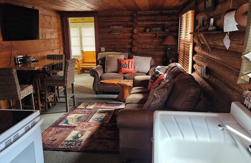 Houghton Lake Cabin | Cozy 2-bedroom log cabin in charming Houghton Lake with AC