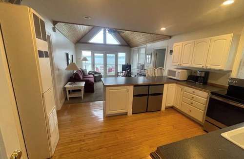 Traverse City Cabin | Cozy 2bdr Lakefront Duplex on Long Lake