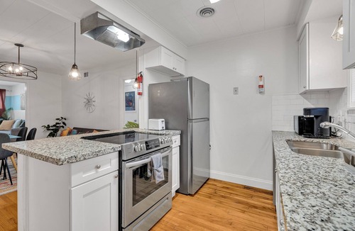Fillmore Apartment | Cozy 2BR Gentilly home with parking. King + queen, 10 mins to French Quarter by car.