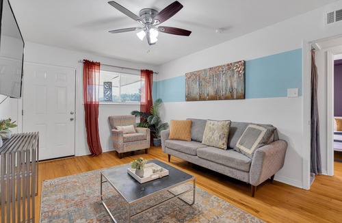 Fillmore Apartment | Cozy 2BR Gentilly home with parking. King + queen, 10 mins to French Quarter by car.