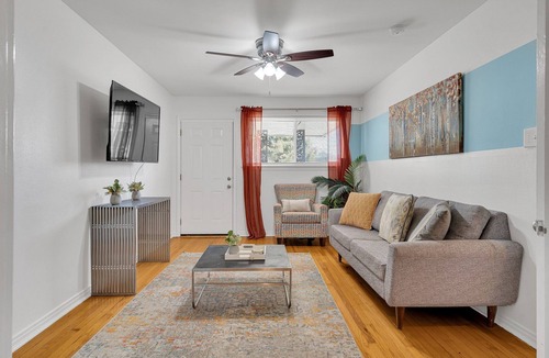 Fillmore Apartment | Cozy 2BR Gentilly home with parking. King + queen, 10 mins to French Quarter by car.