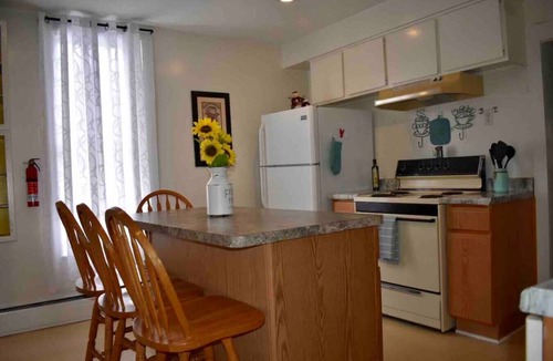 Adrian Apartment | Cozy 2nd story Flat near downtown