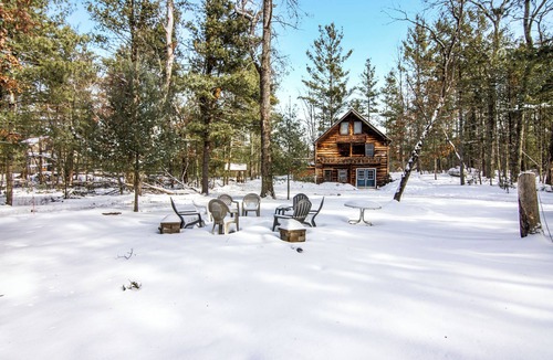 Idlewild Cabin | Cozy 3-bedroom cabin on the Pere Marquette River