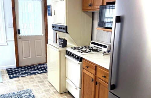 Syracuse House | Cozy 3-bedroom hideaway 1 block from Lake Wawasee and Oakwood Resort