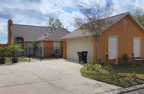 Broadmoor House | Cozy 3-bedroom house with pool and patio