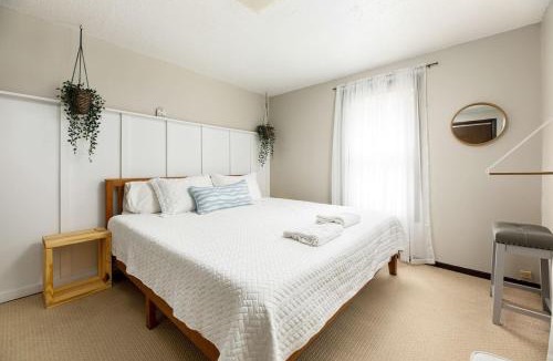 Frankfort House | Cozy 3BR Grill Yard Games Walk to Downtown Lake MI