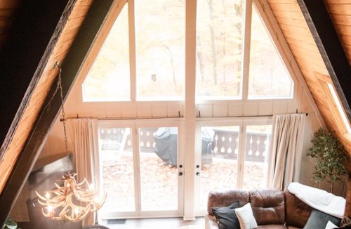 Bellaire House | Cozy A-FrameKing BedGolfFire PitSchuss