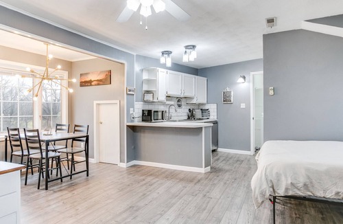 Granger Apartment | Cozy Apartment 15 min to ND - Sleeps 5!