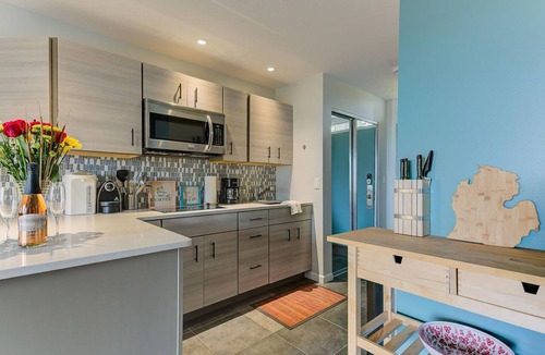Acme Condo | 🏖️ Cozy Aviation ✈ Stylish Lake View Condo @ The Shores
