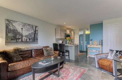 Acme Apartment | Cozy Aviation Style Lake View Condo at The Shores