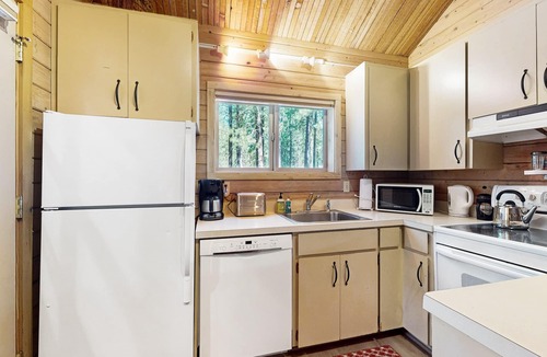Black Butte Ranch Cabin | Cozy black Butte cabin with fireplace, private hot tub, & deck