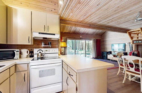 Black Butte Ranch Cabin | Cozy black Butte cabin with fireplace, private hot tub, & deck
