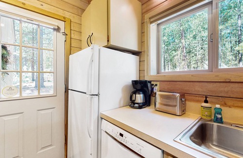 Black Butte Ranch Cabin | Cozy black Butte cabin with fireplace, private hot tub, & deck
