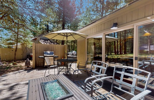 Black Butte Ranch Cabin | Cozy black Butte cabin with fireplace, private hot tub, & deck