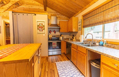 Hoodsport Cabin | Cozy Cabin Escape Lake Cushman Access + Hiking, Pickleball, Golf. Pet Friendly!