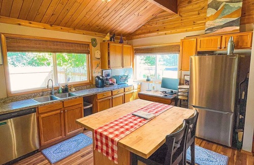 Hoodsport Cabin | Cozy Cabin Escape Lake Cushman Access + Hiking, Pickleball, Golf. Pet Friendly!