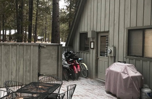 Sunriver Cabin | Cozy Cabin For 6, Hot Tub, Fireplace, SHARC passes, Free Wifi, Bbq, Bikes, Pets