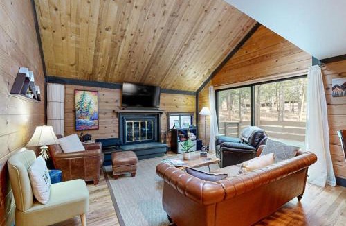 Overlook Park House | Cozy cabin in Sunriver with SHARC amenities washer&dryer & dog-friendly