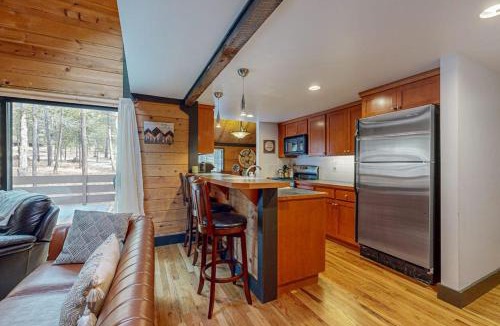 Overlook Park House | Cozy cabin in Sunriver with SHARC amenities washer&dryer & dog-friendly