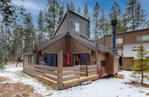 Overlook Park House | Cozy cabin in Sunriver with SHARC amenities washer&dryer & dog-friendly
