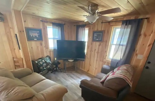 St. Helen Cabin | Cozy cabin near the trails with a fenced in yard