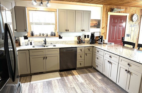Blairsville Cabin | Cozy cabin on wooded acre, fire pit, games, fully equipped. UCSTR License#020096