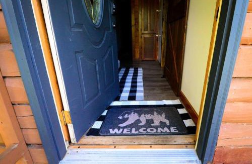 Hinckley House | Cozy Cabin with Hottub at Cloverdale Cabins