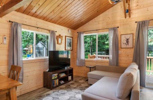 Ashford House | Cozy Cedar Cabin Steps Away From Mt. Rainier
