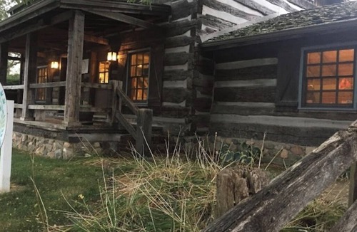 Goshen Cabin | Cozy, chic & historic 3-bedroom cabin in trendy Goshen, 40 mins from Notre Dame!