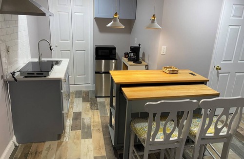 New London Apartment | Cozy Comfortable 1-Bedroom Stay in Beautiful New London/Couples & Solo Traveler