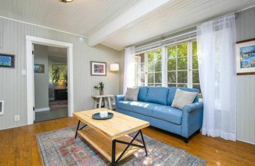 Old Evergreen Highway House | Cozy cottage among trees - close to PDX