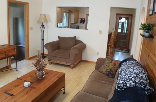 Paris House | Cozy Countryside Stone House & Pub with 20 acres of outdoor fun!