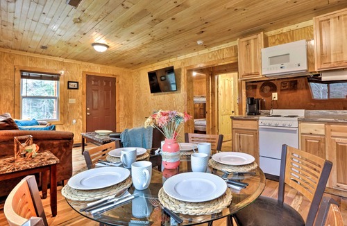 Beattyville Cabin | Cozy Creekside Cabin ~ 24 Mi to Red River!