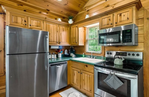 Smoky Mountains Cabin | Cozy Creekside Escape | Hot Tub Pet-Friendly