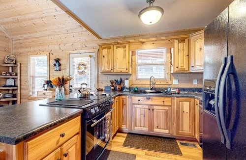 Ellijay Cabin | Cozy dog-friendly cabin with shared pool, & amenities