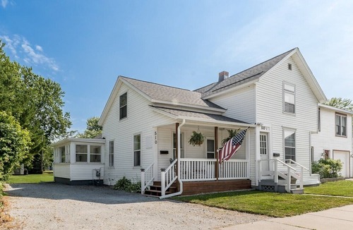 Grand Haven House | Cozy efficiency upper, a short walk downtown. Pet friendly with large backyard!