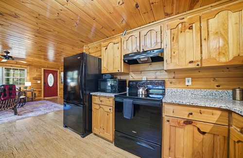Morganton Cabin | Cozy, Fire Pit, Putt Putt, Fireplace, Dogs allowed, Close to hikes and lakes