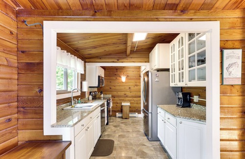 North Hero Cottage | Cozy Lake Champlain Cottage w/Private Beach!